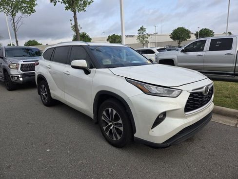 Used 2020 Toyota Highlander XLE image 3