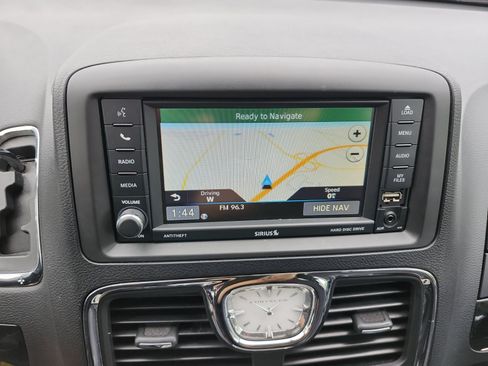 Used 2014 Chrysler Town & Country Touring-L FWD image 18