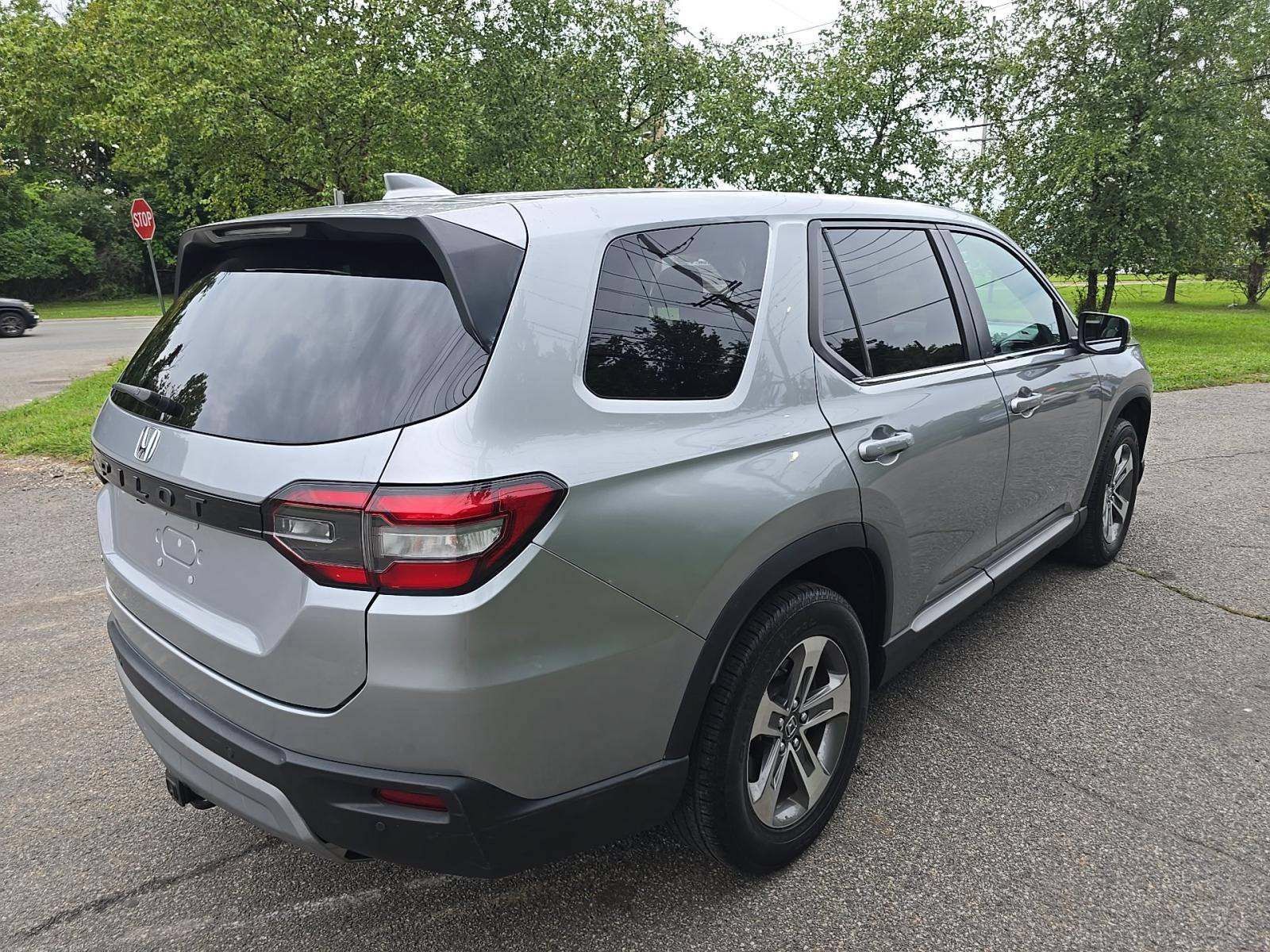 Used 2023 Honda Pilot EX-L image 3