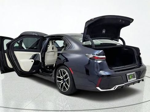 Used 2025 BMW i7 xDrive60 AWD/4WD image 17