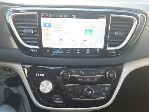 Used 2023 Chrysler Pacifica Touring-L image 29