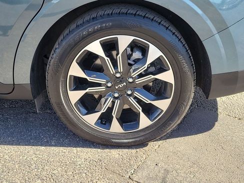 Used 2023 Kia Carnival EX FWD image 11
