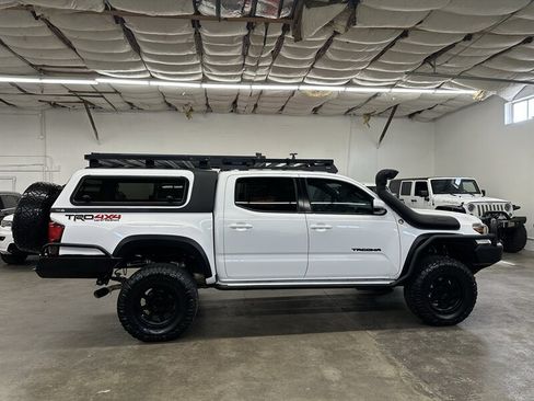 Used 2018 Toyota Tacoma TRD Off-Road AWD/4WD image 2