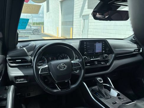 Used 2021 Toyota Highlander XSE FWD image 2