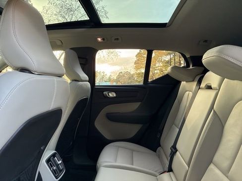 Used 2022 Volvo XC40 T5 Momentum w/ Premium Package image 20