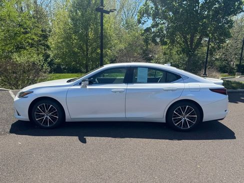 Used 2025 Lexus ES 350 w/ Premium Package FWD image 2