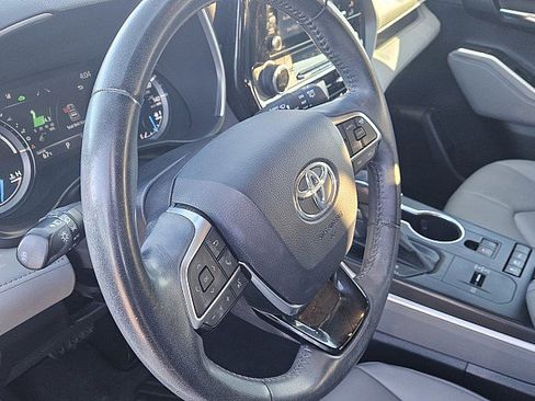 Used 2020 Toyota Highlander XLE image 7