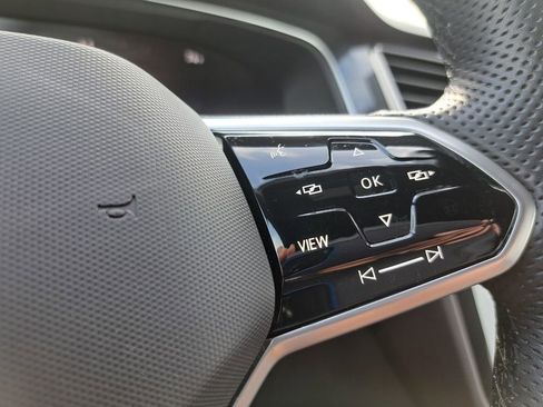 Used 2023 Volkswagen Tiguan SE R-Line image 13