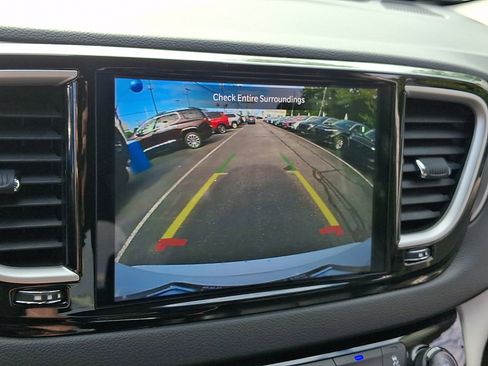 Used 2024 Chrysler Pacifica Touring-L FWD image 16