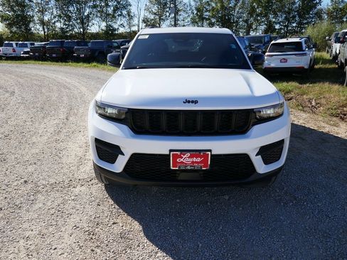 New 2025 Jeep Grand Cherokee Altitude image 8