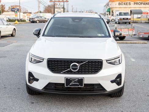 Used 2023 Volvo XC40 B5 Plus image 5