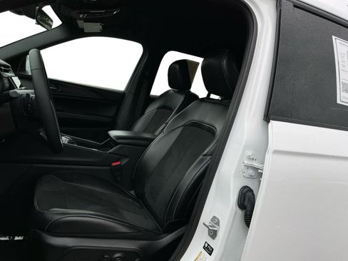 Used 2025 Jeep Grand Cherokee Altitude AWD/4WD image 9