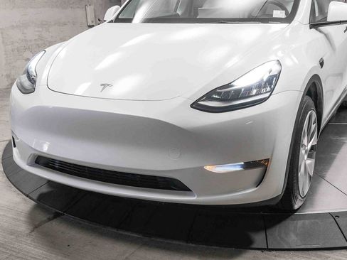 Used 2023 Tesla Model Y AWD image 11