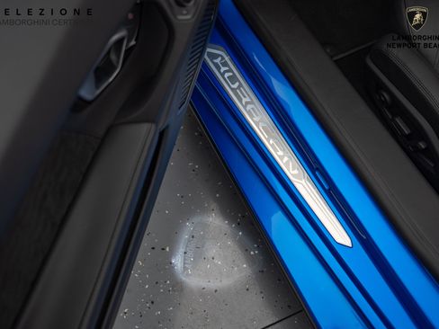 Used 2024 Lamborghini Huracan EVO image 25