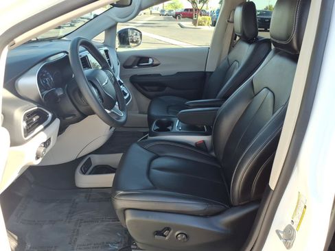Used 2024 Chrysler Pacifica Touring-L FWD image 11