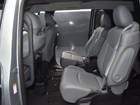 Used 2025 Toyota Sienna XLE FWD image 13
