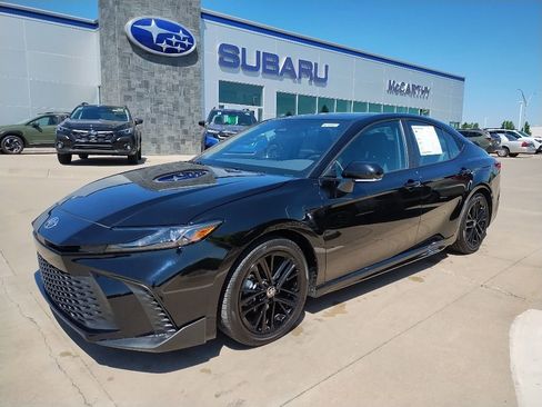 Used 2025 Toyota Camry SE FWD image 2
