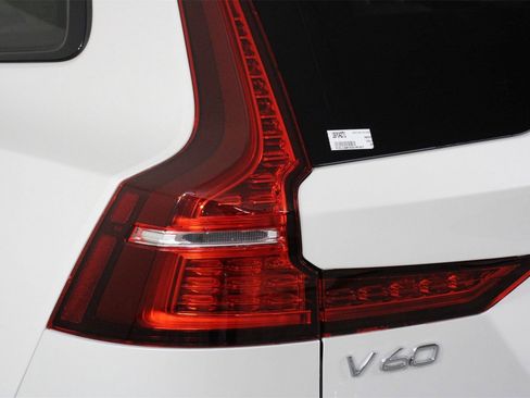 Certified 2025 Volvo V60 B5 Cross Country Plus image 18