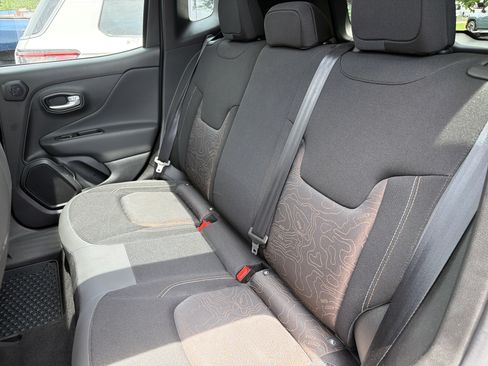 Certified 2023 Jeep Renegade Latitude w/ Sun/Sound Group AWD/4WD image 10
