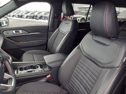 Used 2025 Ford Explorer ST-Line w/ ST-Line Street Pack image 13