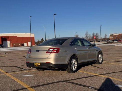 Used 2018 Ford Taurus SE image 3