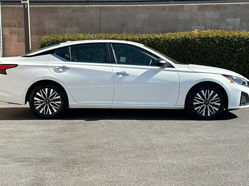 Used 2025 Nissan Altima 2.5 SV FWD image 3