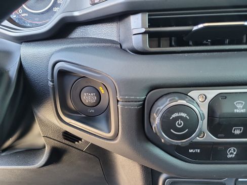 Used 2024 Jeep Gladiator Mojave AWD/4WD image 23