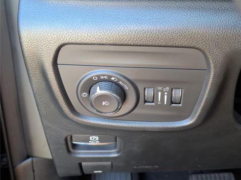 Used 2023 Jeep Grand Cherokee Overland w/ Luxury Tech Group IV AWD/4WD image 21