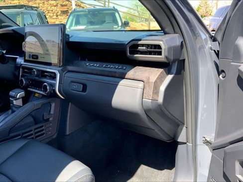 Used 2025 Toyota Tacoma Limited AWD/4WD image 18