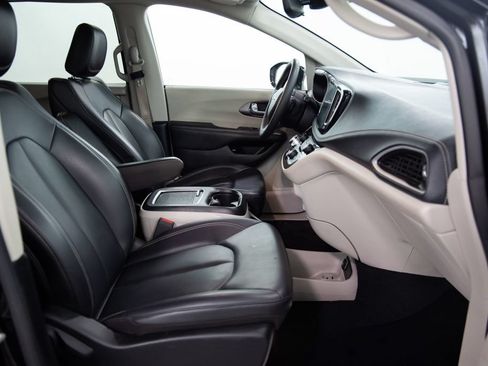 Used 2024 Chrysler Pacifica Limited FWD image 16