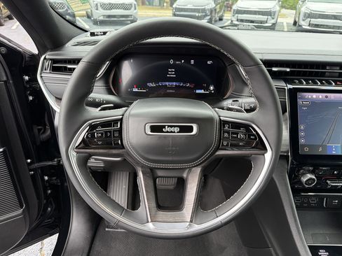 Used 2023 Jeep Grand Cherokee Overland w/ Luxury Tech Group IV AWD/4WD image 23
