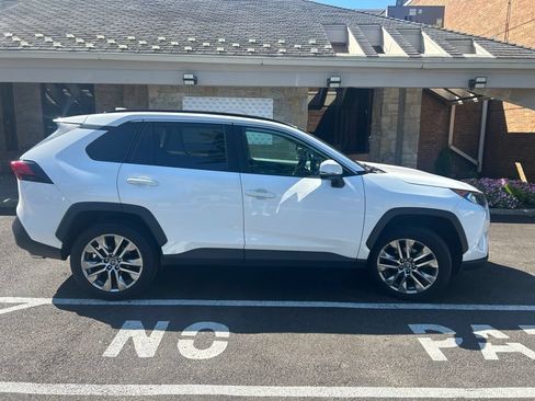 Used 2019 Toyota RAV4 XLE Premium w/ Cold Weather Package AWD/4WD image 3