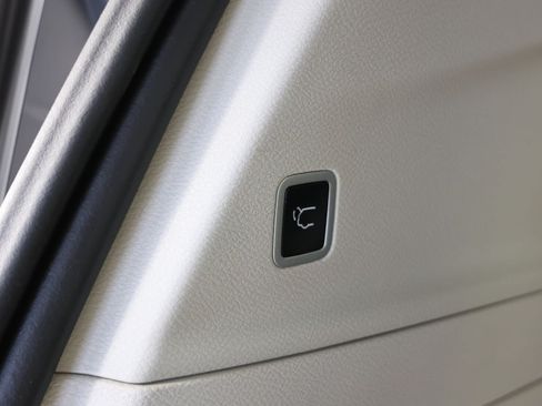 Used 2024 Chrysler Pacifica Limited FWD image 32