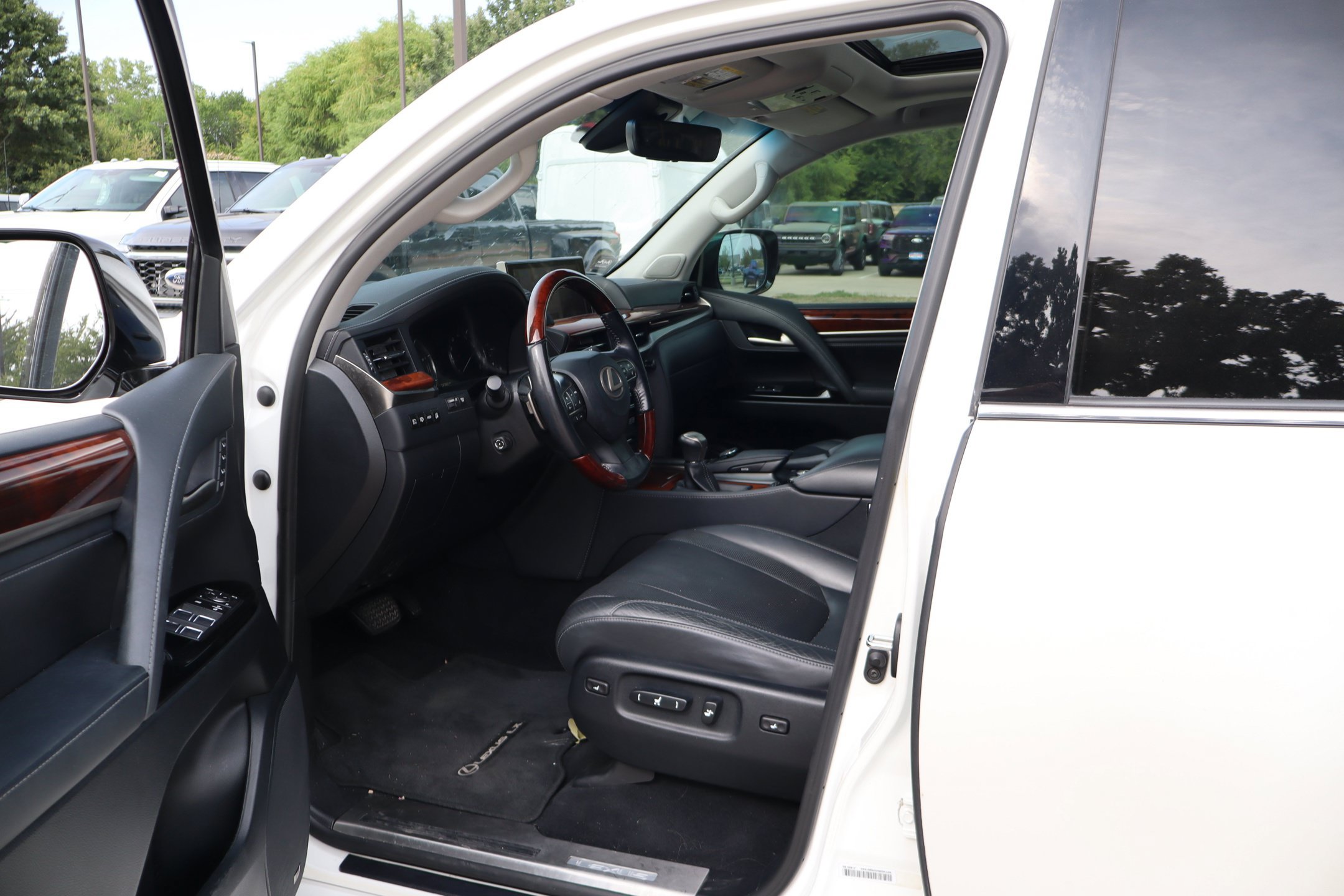 Used 2019 Lexus LX 570 4WD w/ Luxury Package image 30