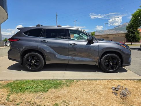 Used 2022 Toyota Highlander XLE AWD/4WD image 4