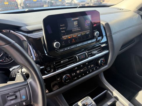 Used 2025 Nissan Pathfinder SV image 17