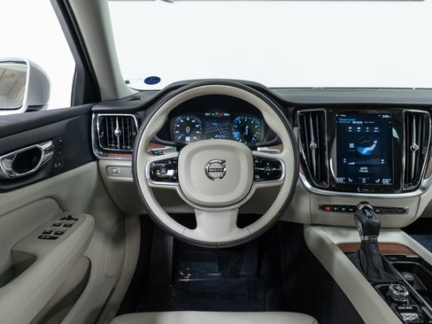 Used 2020 Volvo V60 T5 Cross Country image 17