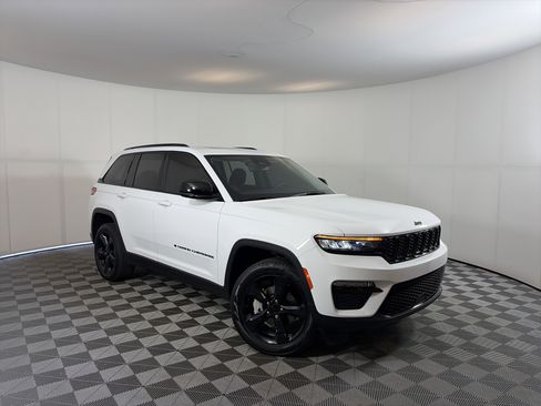 Used 2024 Jeep Grand Cherokee Limited w/ Black Appearance Package AWD/4WD image 1