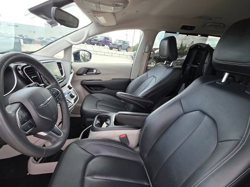 Used 2024 Chrysler Pacifica Touring-L FWD image 11