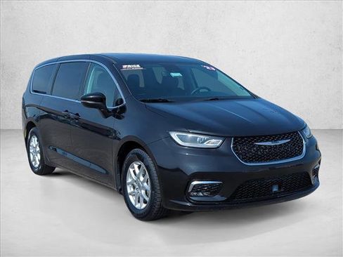 Used 2023 Chrysler Pacifica Touring-L FWD image 3