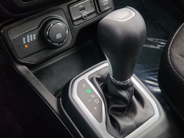 Used 2023 Jeep Renegade Latitude w/ Sun & Fun Group AWD/4WD image 41