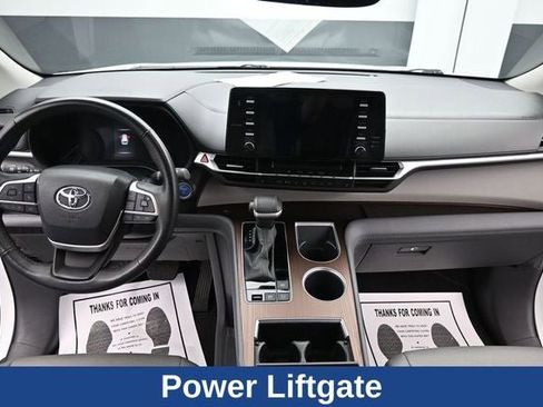 Used 2024 Toyota Sienna XLE FWD image 18
