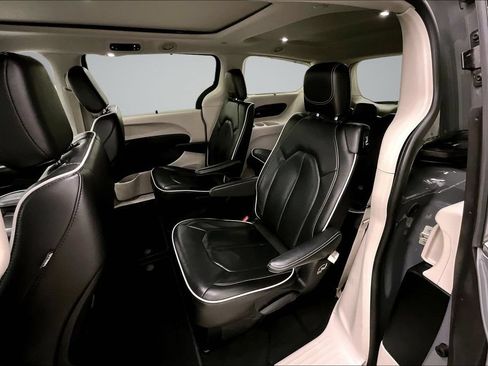 Used 2023 Chrysler Pacifica Limited FWD image 22