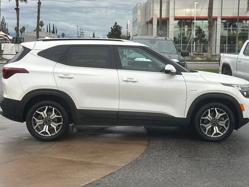 Used 2021 Kia Seltos EX image 3