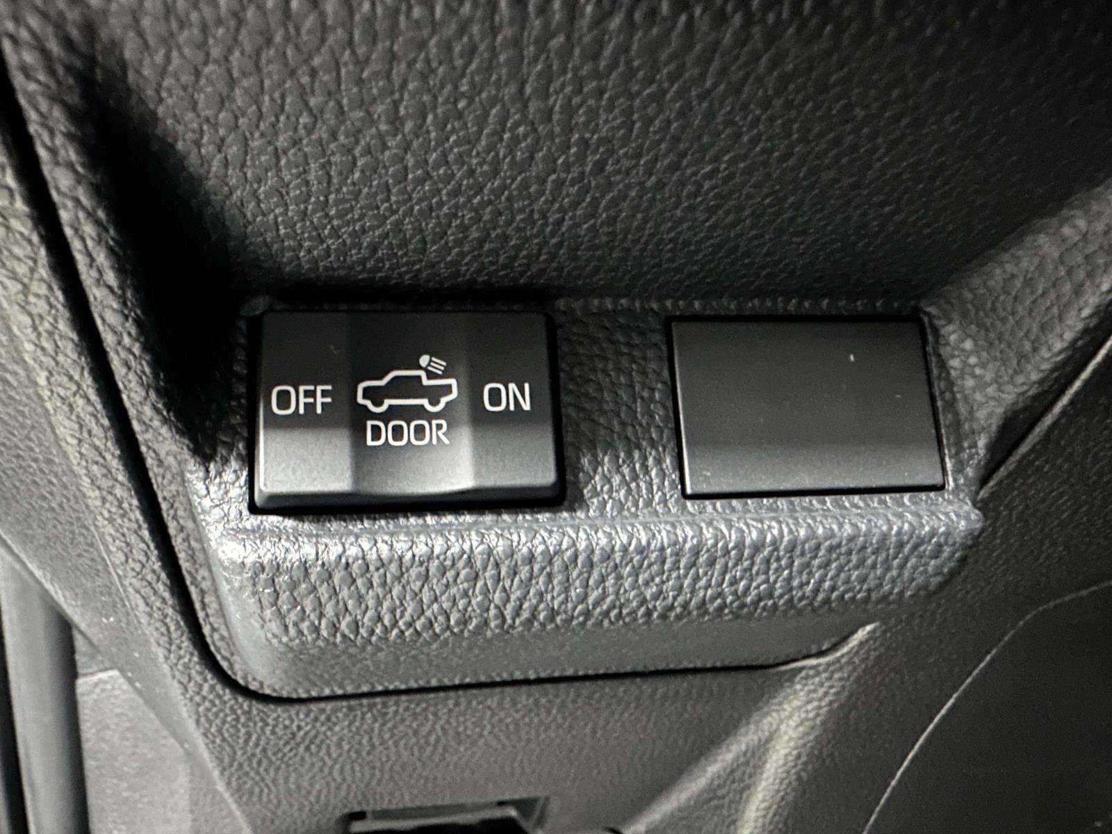 Used 2025 Toyota Tacoma SR AWD/4WD image 17