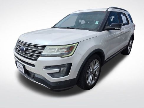 Used 2016 Ford Explorer XLT w/ Equipment Group 202A FWD image 3