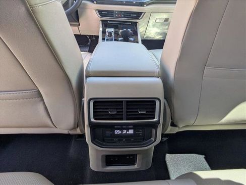 Used 2025 Volkswagen Atlas SE AWD/4WD image 12
