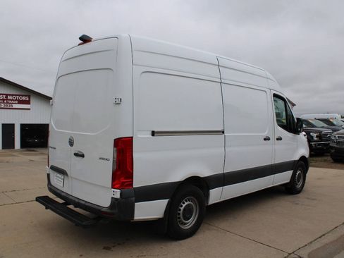 Used 2021 Freightliner Sprinter 2500 RWD image 8
