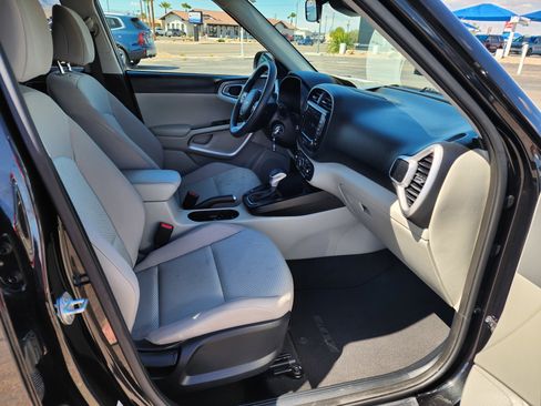 Used 2023 Kia Soul LX image 12