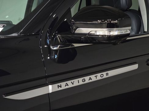 New 2025 Lincoln Navigator L Reserve AWD/4WD image 15